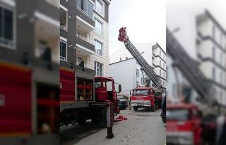Dumandan etkilenen bina sakinlerini itfaiye kurtardı