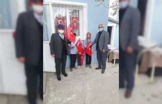 Dumlupınar Belediyesi Türk bayrağı dağıttı