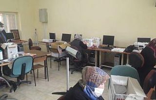 Dumlupınar’da gönüllü maske üretiyorlar