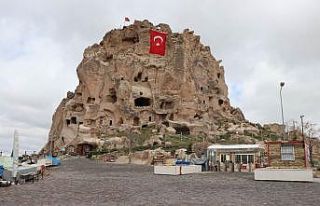 Dünyanın en yüksek peribacasına Türk bayrağı...