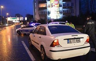 Dur ihtarına uymayan alkollü 3 kişi polis ekipleri...