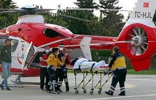 Düşerek bacağı kırılan yaşlı kadın ambulans...