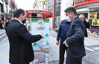 Düzce Belediyesi, sokaklara el dezenfektanları koydu
