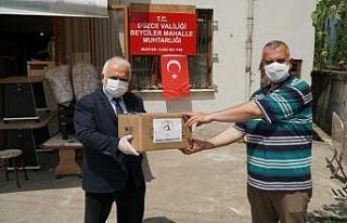 Düzce Belediyesi ürettiği maskeleri muhtarlara...