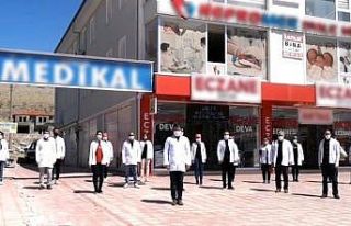 Eczacılardan 1 dakikalık saygı duruşu