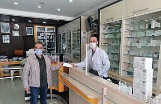 Eczanelerde ücretsiz maske dağıtımı