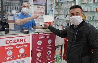 Eczanelerden ücretsiz maske dağıtımı başladı