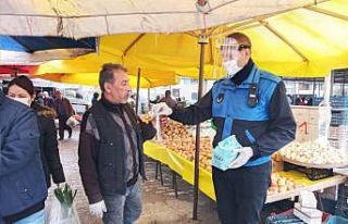 Edremit Belediyesi vatandaşa ücretsiz maske dağıttı