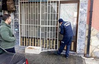 Edremit’te itfaiye ekipleri mahsur kalan hayvanları...