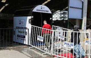 Efeler’de pazaryerlerinde dezenfeksiyon tüneliyle...