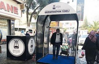 Efeler’de pazaryerlerine dezenfeksiyon tünelinden...