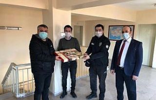 Eğitim camiasından polise baklavalı ziyaret