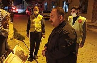 Ekinci yaşlılara maske dağıttı