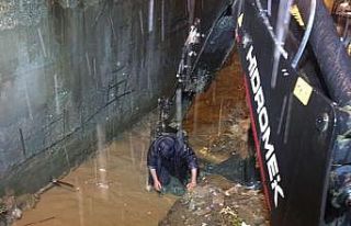 Ekmek paraları kepçenin ağzında