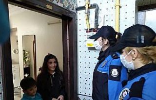 Elazığ polisinden, çocuklara kitap servisi