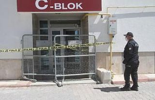 Elazığ’da 7 katlı apartman karantinaya alındı