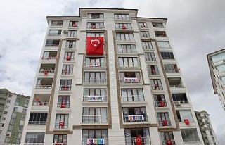 Elazığ’da apartmanlarda coşkulu 23 Nisan kutlaması
