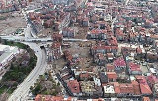 Elazığ’da depremde hasar gören bir mahallede...
