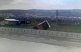 Elazığ’da kamyon devrildi, o anlar kameraya yansıdı