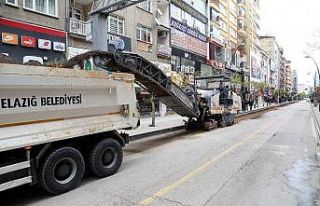 Elazığ’da kapatılan cadde de yenileme çalışması...