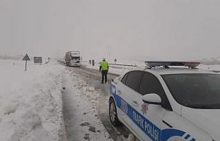 Elazığ’da kar etkili oldu, polis "Evde kalın"...