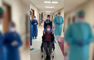 Elazığ’da koronayı yenen hasta alkışlarla taburcu...