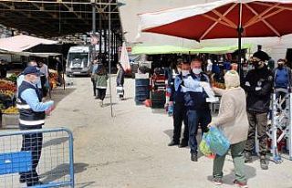 Elazığ’da pazarlarda maske dağıtımı