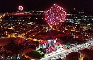 Elazığ’da sağlıkçılara havai fişekli moral