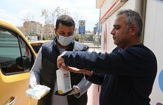 Elazığ’da taksici önlemini ücretsiz maske ve...