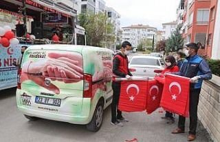 Elazığ’da Vefa ekipleri, çocuklara bayrak dağıttı