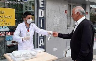 Elinde kalan 10 bin maskeyi vatandaşa dağıttı