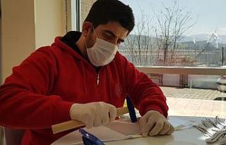 Ellerinde çekiç, delgeç ve perçinle siperlikli...