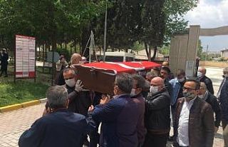 Emekli emniyet müdürü Türk bayrağına sarılı...