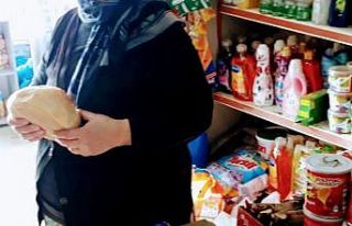 Emekli maaşının tamamını ekmek dağıtılması...