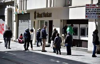 Emekliler ikramiye kuyruğunda sosyal mesafe kuralına...