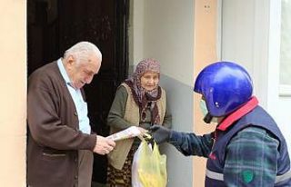 Emektar gazete dağıtıcısı 65 yaş ve üzeri abonelerinin...