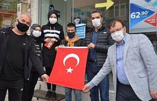Emet Belediyesi esnaflara Türk bayrağı dağıttı