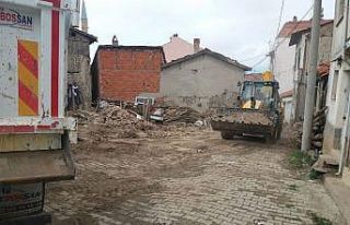 Emet’te metruk binalar yıkılıyor