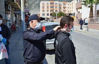 Emniyet müdürü vatandaşa maske ve maske aparatı...