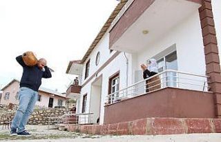 En yaşlı nüfusa sahip ilçede, yaşlılara sazlı...