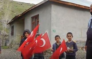 Erciş Belediyesinden çocuklara bayrak