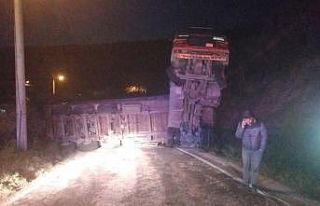 Erdek’te odun yüklü Tır devrildi