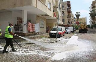 Erdemli’de ekipler dezenfekte çalışmalarına...