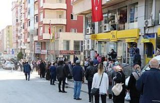 Ereğli’de PTT önünde şifre kuyruğu