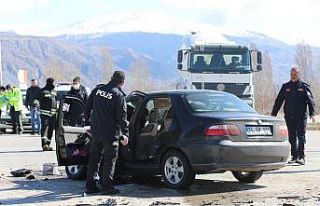 Erzincan’da çekiciyle otomobil çarpıştı: 3...