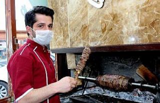 Erzurum’a özgü lezzet “cağ kebap“ iftar sofralarının...