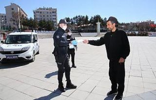 Erzurum’da polisler sokaklarda maske dağıttı