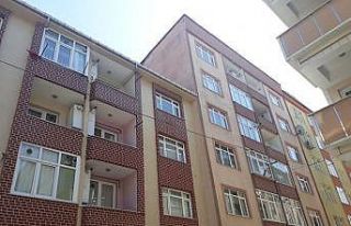 Esenler’de bir evin çatısı karşı binaya uçtu