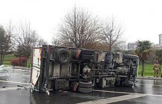 Esenler’de virajı alamayan kamyon bariyerlere çarparak...