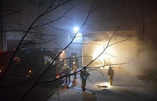 Esenyurt’ta mobilya fabrikasında çıkan yangın...